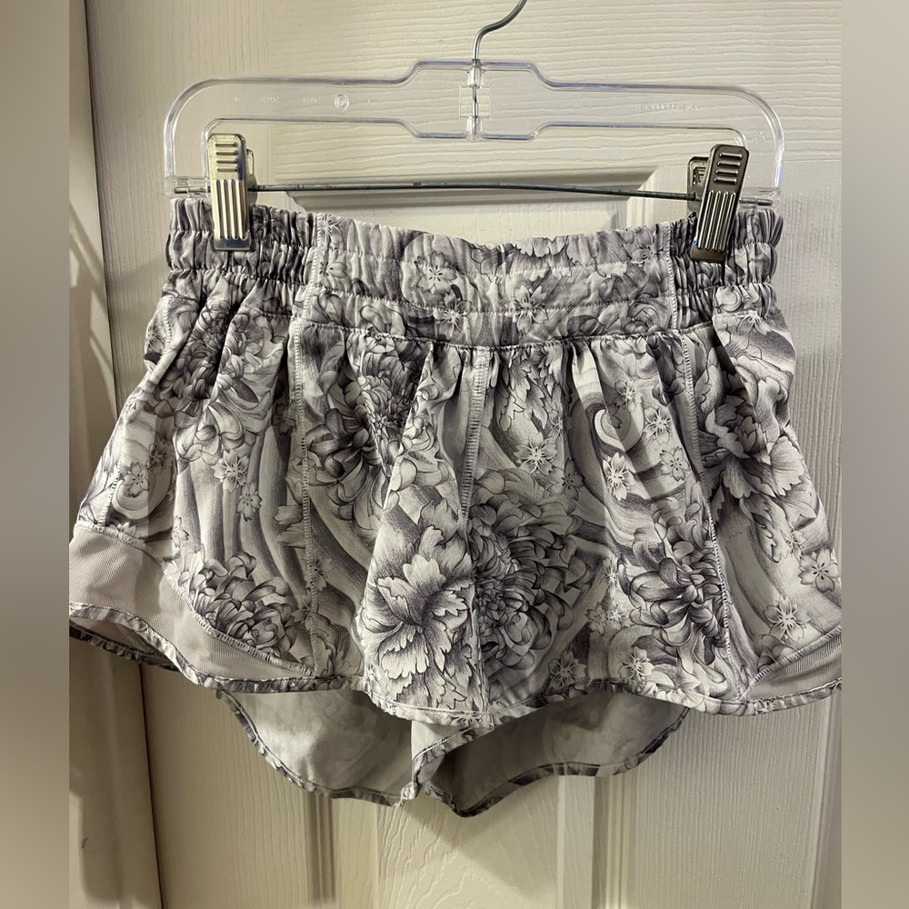 Lululemon Hotty-Hot shorts. Size 6. 2.5 inch.